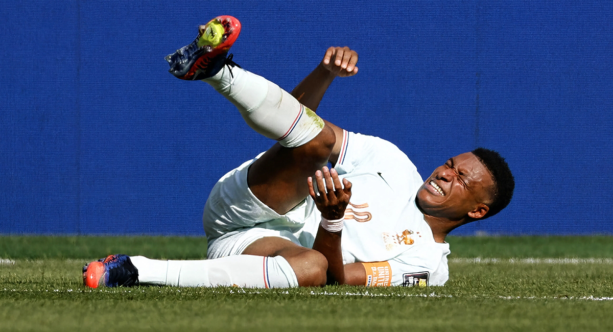 Mbappé encendió las alarmas en Francia por salir del encuentro ante Marruecos con molestias en el tobillo derecho