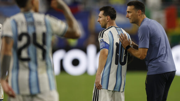 Lionel Scaloni no se guardará nada; Messi jugará de titular ante Egipto en los octavos de final