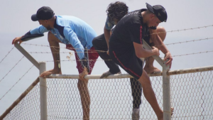 Miles de migrantes han cruzado la frontera entre Marruecos y el enclave español de Ceuta