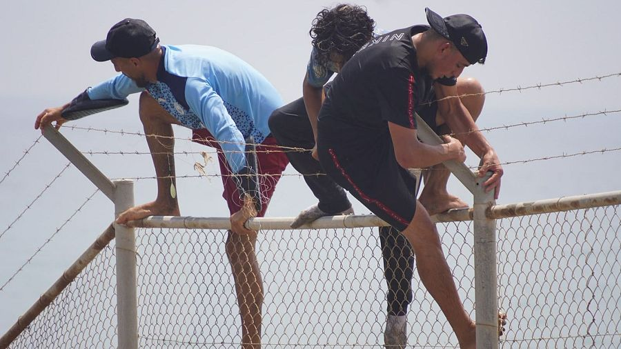 Miles de migrantes han cruzado la frontera entre Marruecos y el enclave español de Ceuta
