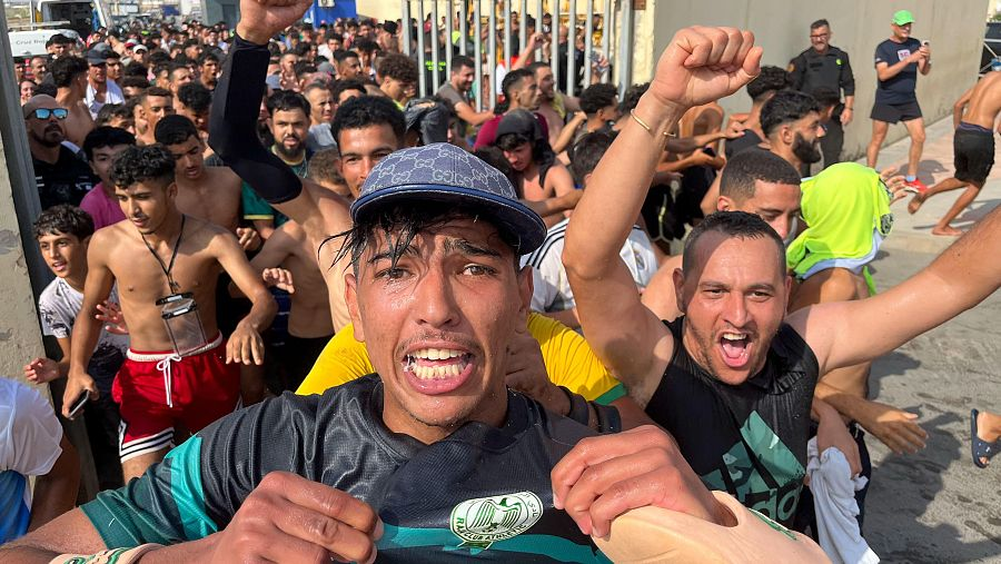 Miles de migrantes han cruzado la frontera entre Marruecos y el enclave español de Ceuta