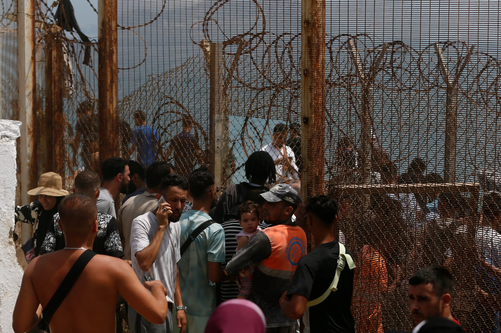 Miles de migrantes han cruzado la frontera entre Marruecos y el enclave español de Ceuta