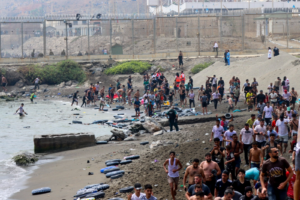 Miles de migrantes han cruzado la frontera entre Marruecos y el enclave español de Ceuta