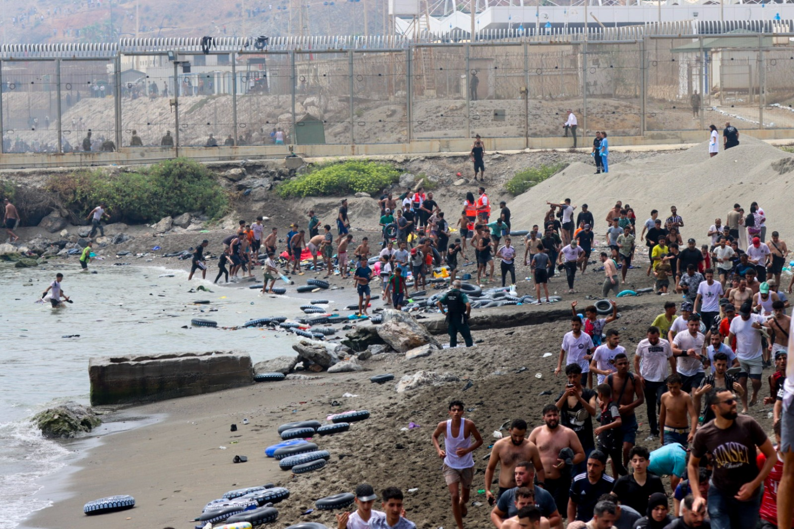 Miles de migrantes han cruzado la frontera entre Marruecos y el enclave español de Ceuta