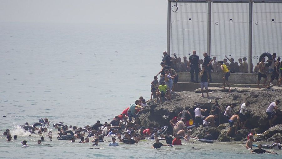 Miles de migrantes han cruzado la frontera entre Marruecos y el enclave español de Ceuta