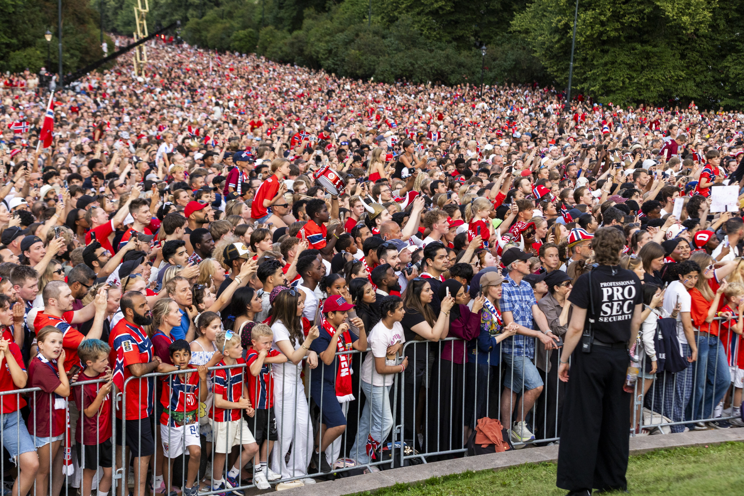 Miles de personas acudieron a Oslo para recibir a la selección de futbol de Noruega tras participar en el Mundial