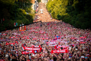 Miles de personas acudieron a Oslo para recibir a la selección de futbol de Noruega tras participar en el Mundial
