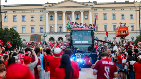 Miles de personas acudieron a Oslo para recibir a la selección de futbol de Noruega tras participar en el Mundial