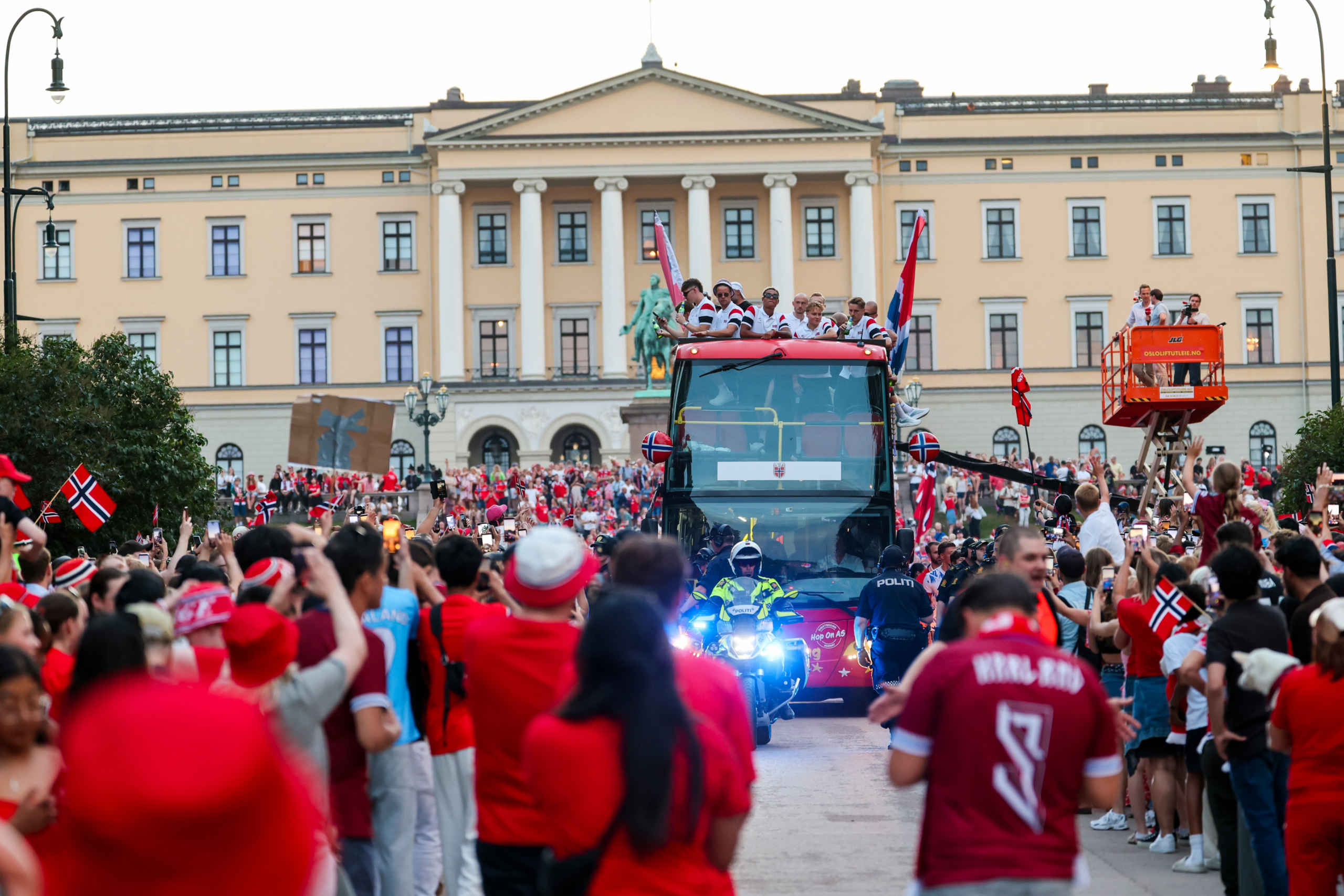 Miles de personas acudieron a Oslo para recibir a la selección de futbol de Noruega tras participar en el Mundial