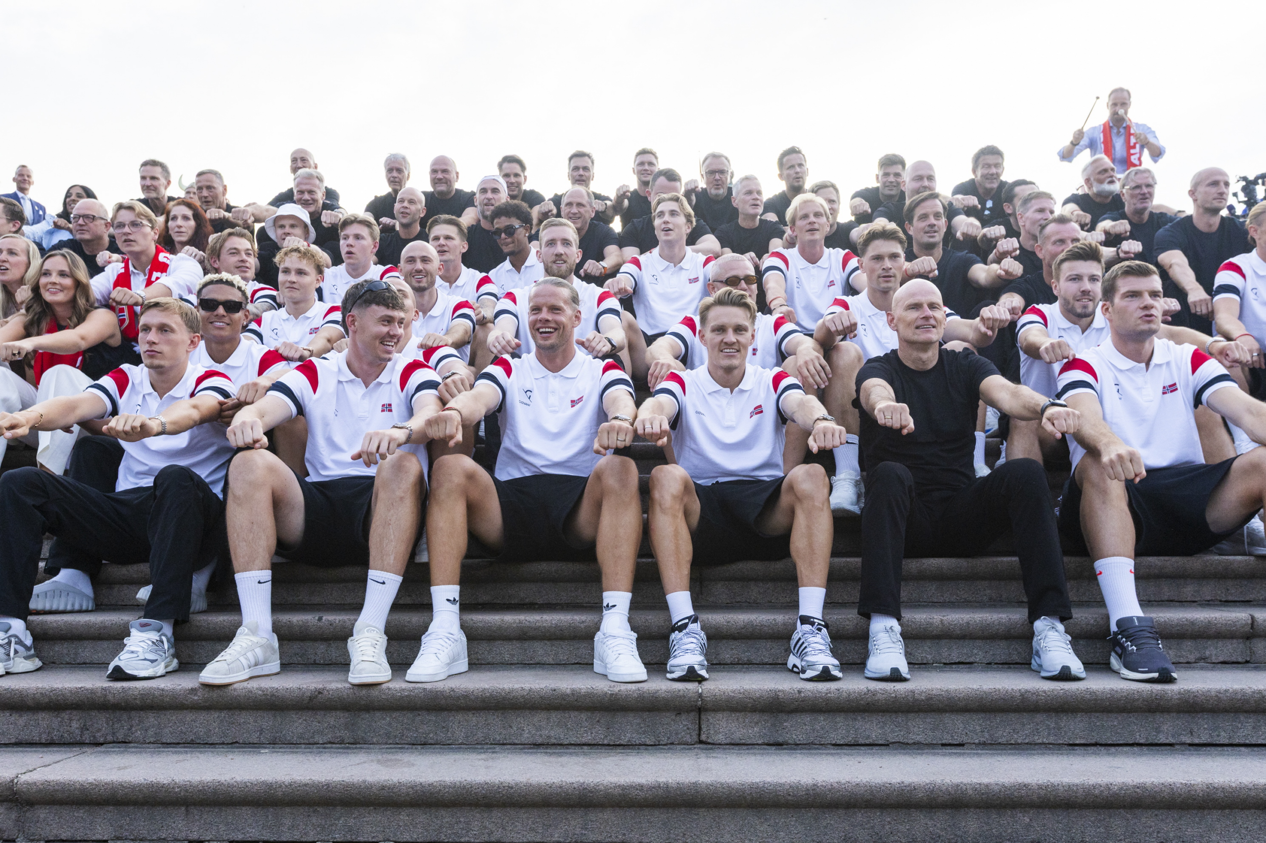 Miles de personas acudieron a Oslo para recibir a la selección de futbol de Noruega tras participar en el Mundial