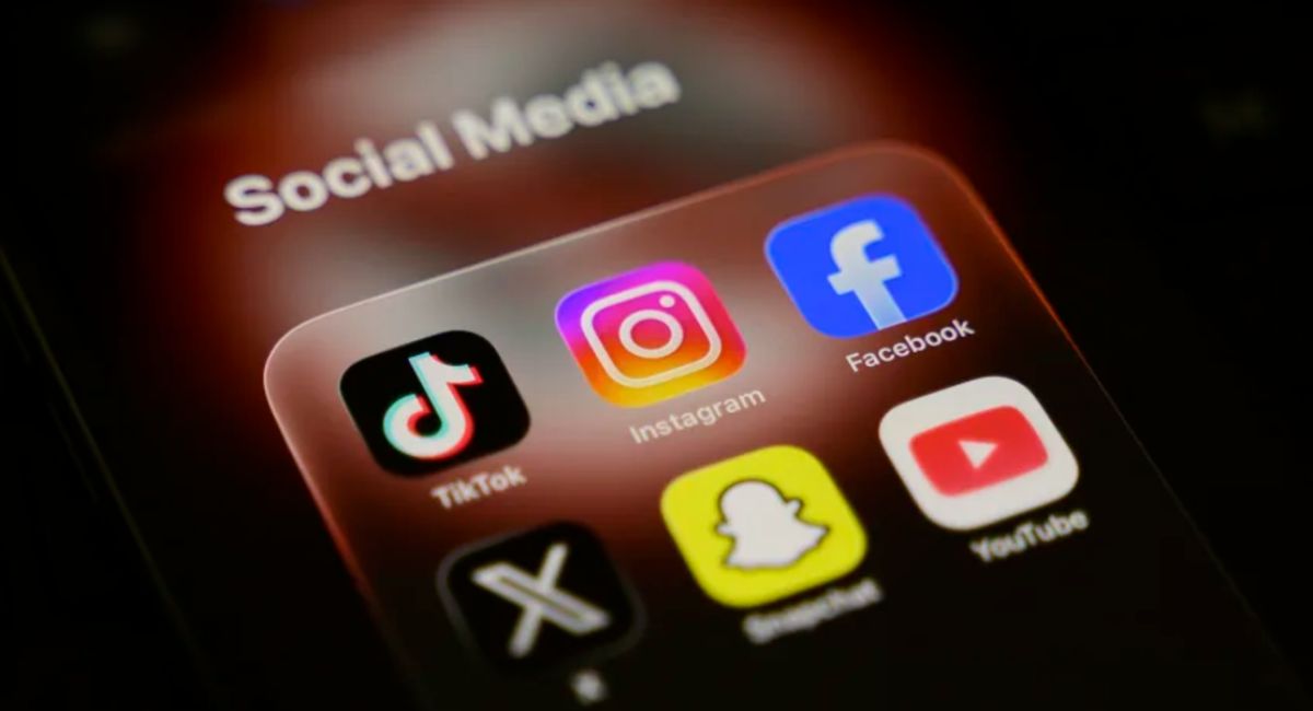 Francia restringe redes sociales a menores