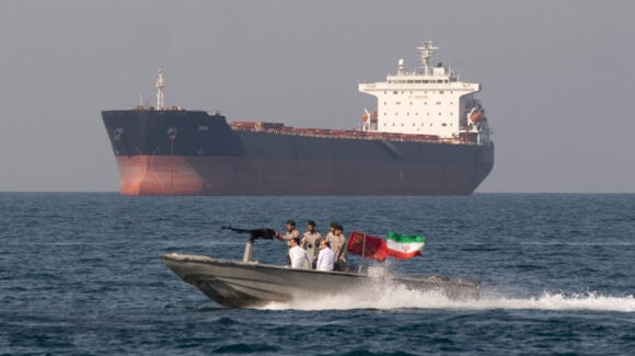 Tensión en Medio Oriente: Irán amenaza a buques que cruzan el estrecho de Ormuz sin su autorización