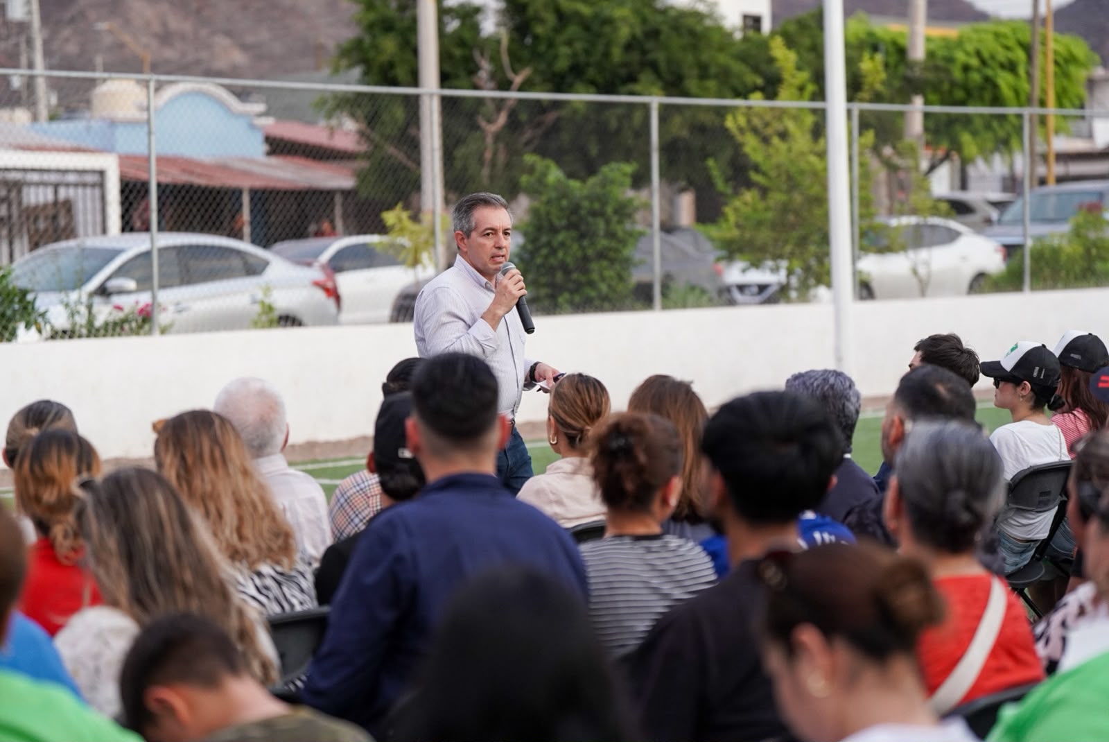 Omar Del Valle Colosio recorre Guaymas para escuchar a comerciantes y familias
