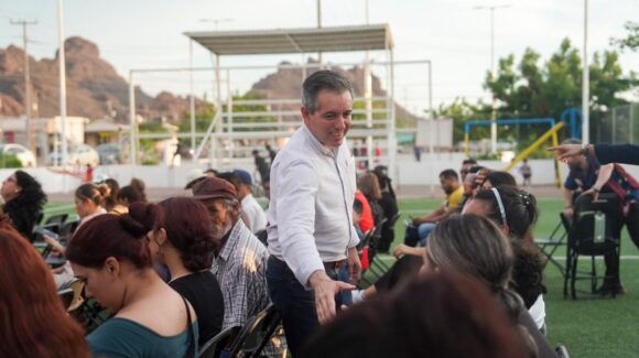 Omar Del Valle Colosio recorre Guaymas para escuchar a comerciantes y familias