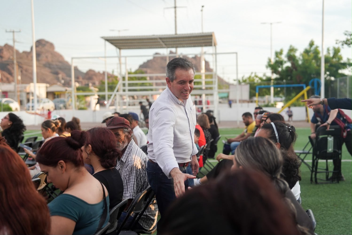 Omar Del Valle Colosio recorre Guaymas para escuchar a comerciantes y familias