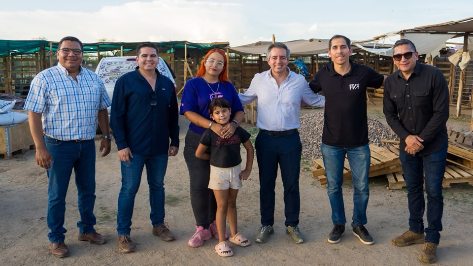 Omar Del Valle apoya a Patitas Unidas con alimento y equipo para perros rescatados en Hermosillo