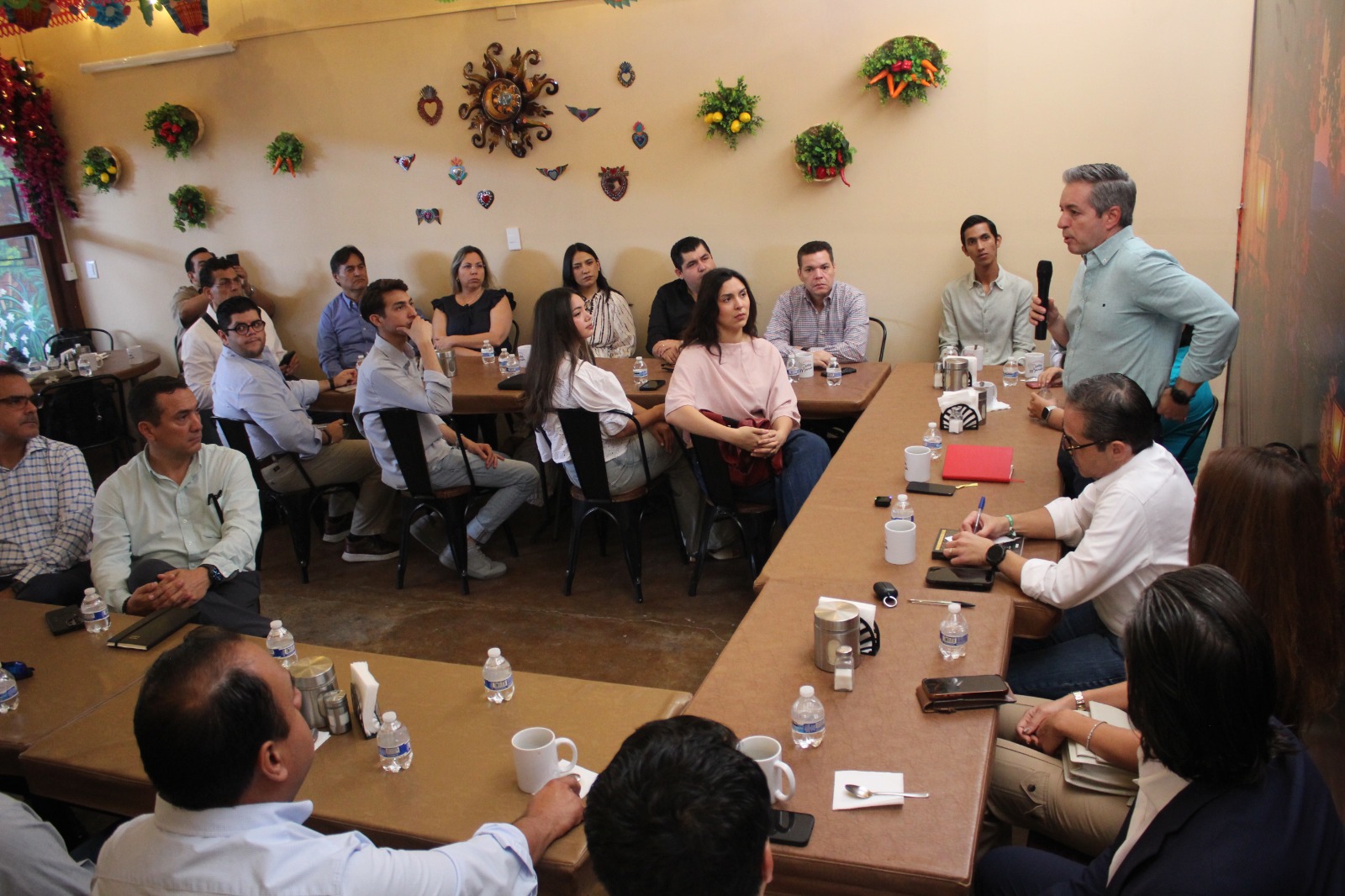 Omar Del Valle dialoga con empresarios para fortalecer la Agenda Hábitat en Sonora