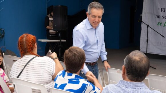 Omar Del Valle recorre Ímuris y Magdalena; dialoga con comerciantes y destaca importancia del agua
