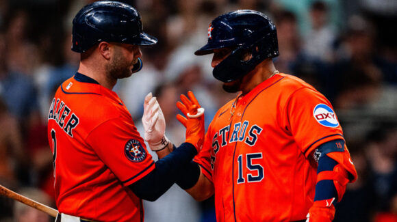Paredes conecta jonrón y los Astros desbancan de la cima del Oeste a los Rangers con paliza