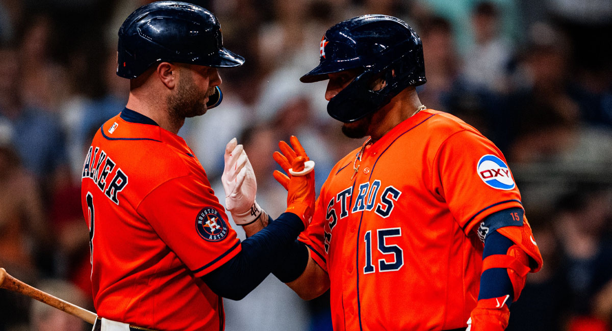 Paredes es felicitado por Walker, después del jonrón que conectó en la quinta entrada