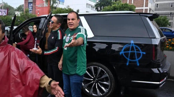 VIDEO: Cuauhtémoc Blanco termina con su camioneta vandalizada en medio de manifestación en CDMX