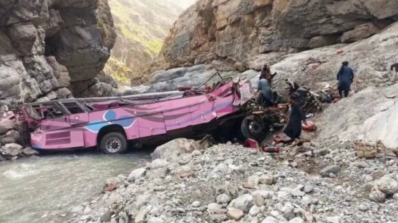 Tragedia en Pakistán: Mueren 40 personas tras caída de autobús a un barranco
