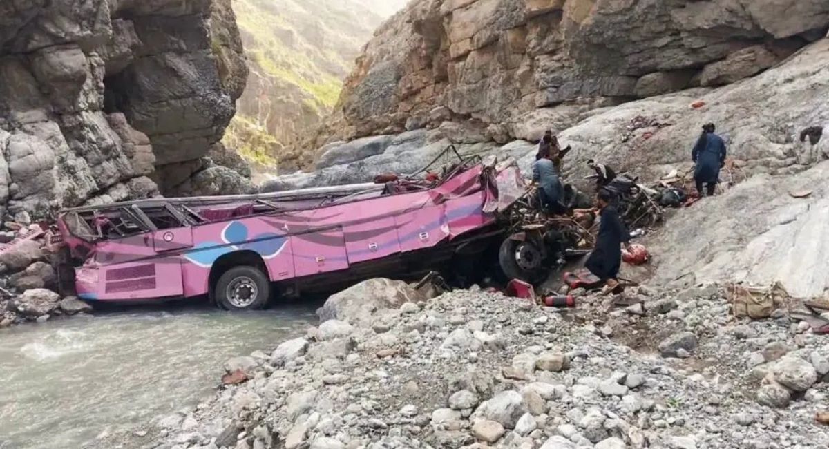 Autobús cae a un barranco en Pakistán; hay 40 muertos