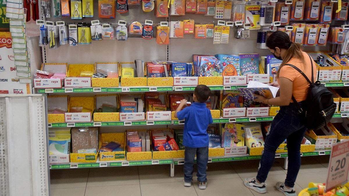 Papás buscan ofertas en el centro de Hermosillo ante el aumento de precios por el regreso a clases 