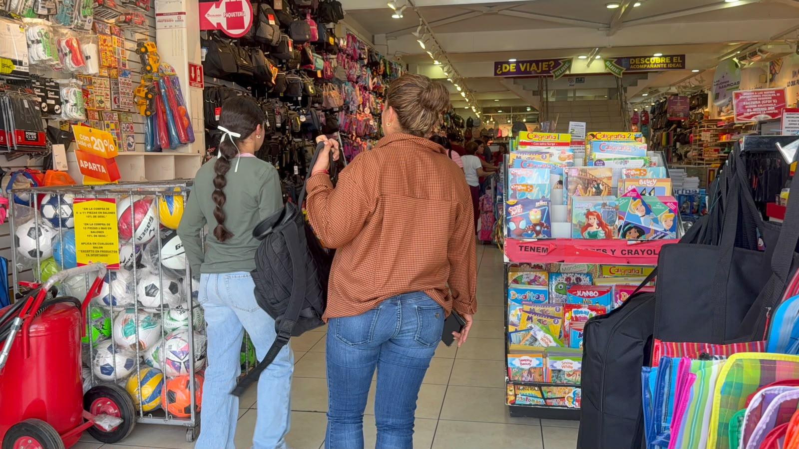 Papás buscan ofertas en el centro de Hermosillo ante el aumento de precios por el regreso a clases
