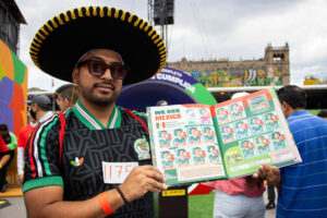 Personas se reúnen en el Zócalo para completar sus álbumes del Mundial de la FIFA 2026