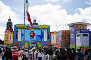 Personas se reúnen en el Zócalo para completar sus álbumes del Mundial de la FIFA 2026