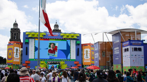 Personas se reúnen en el Zócalo para completar sus álbumes del Mundial de la FIFA 2026