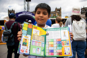 Personas se reúnen en el Zócalo para completar sus álbumes del Mundial de la FIFA 2026
