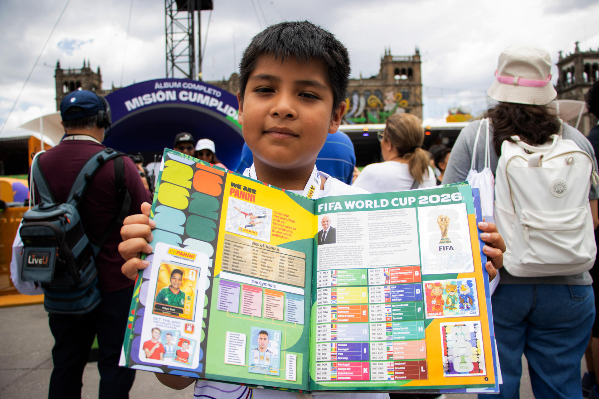 Personas se reúnen en el Zócalo para completar sus álbumes del Mundial de la FIFA 2026