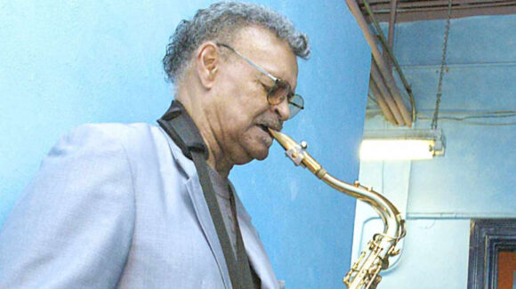 Muere Plas Johnson, leyenda saxofonista que creó el tema de ‘La Pantera Rosa’, a los 94 años