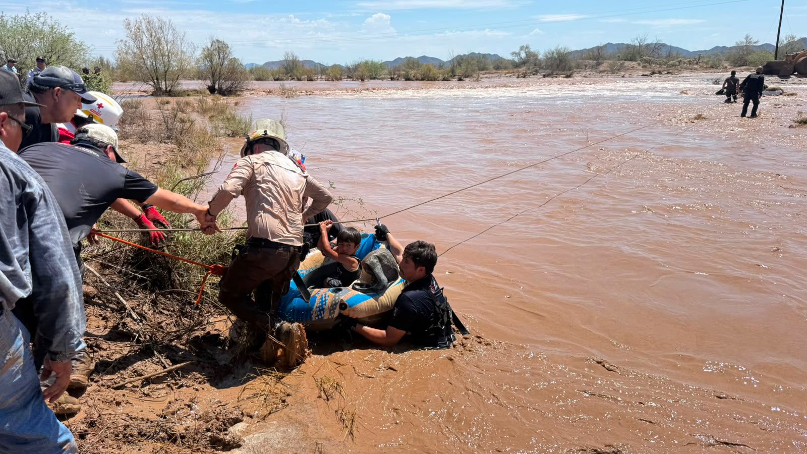 Policía Estatal rescata a familia atrapada por la corriente en un vado de Caborca