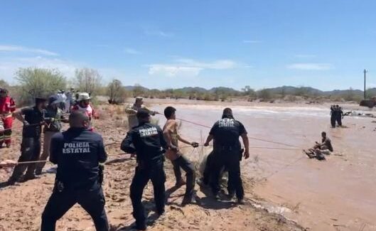 Policía Estatal rescata a familia atrapada por la corriente en un vado de Caborca