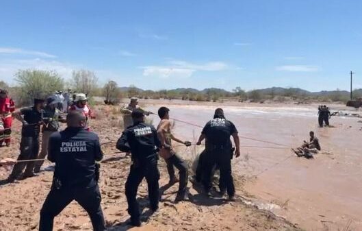 Policía Estatal rescata a familia atrapada por la corriente en un vado de Caborca