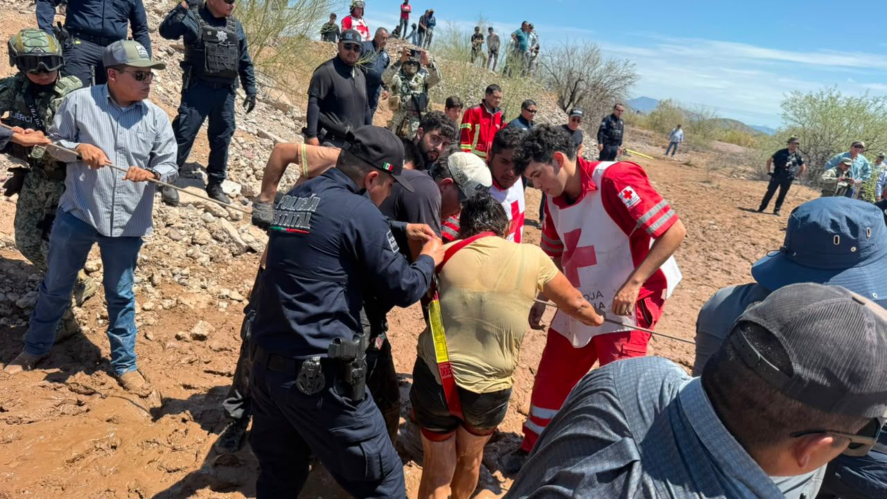 Policía Estatal rescata a familia atrapada por la corriente en un vado de Caborca