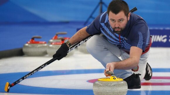 ¿Por qué en curling una piedra puede sacar a la del rival con un solo lanzamiento?
