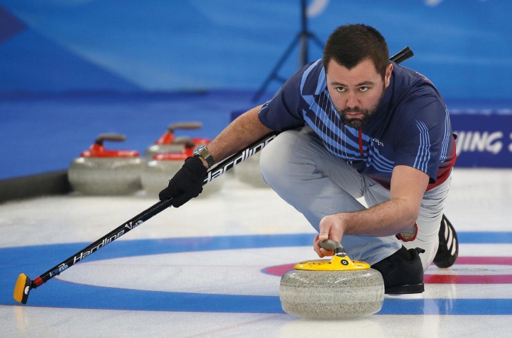 ¿Por qué en curling una piedra puede sacar a la del rival con un solo lanzamiento?