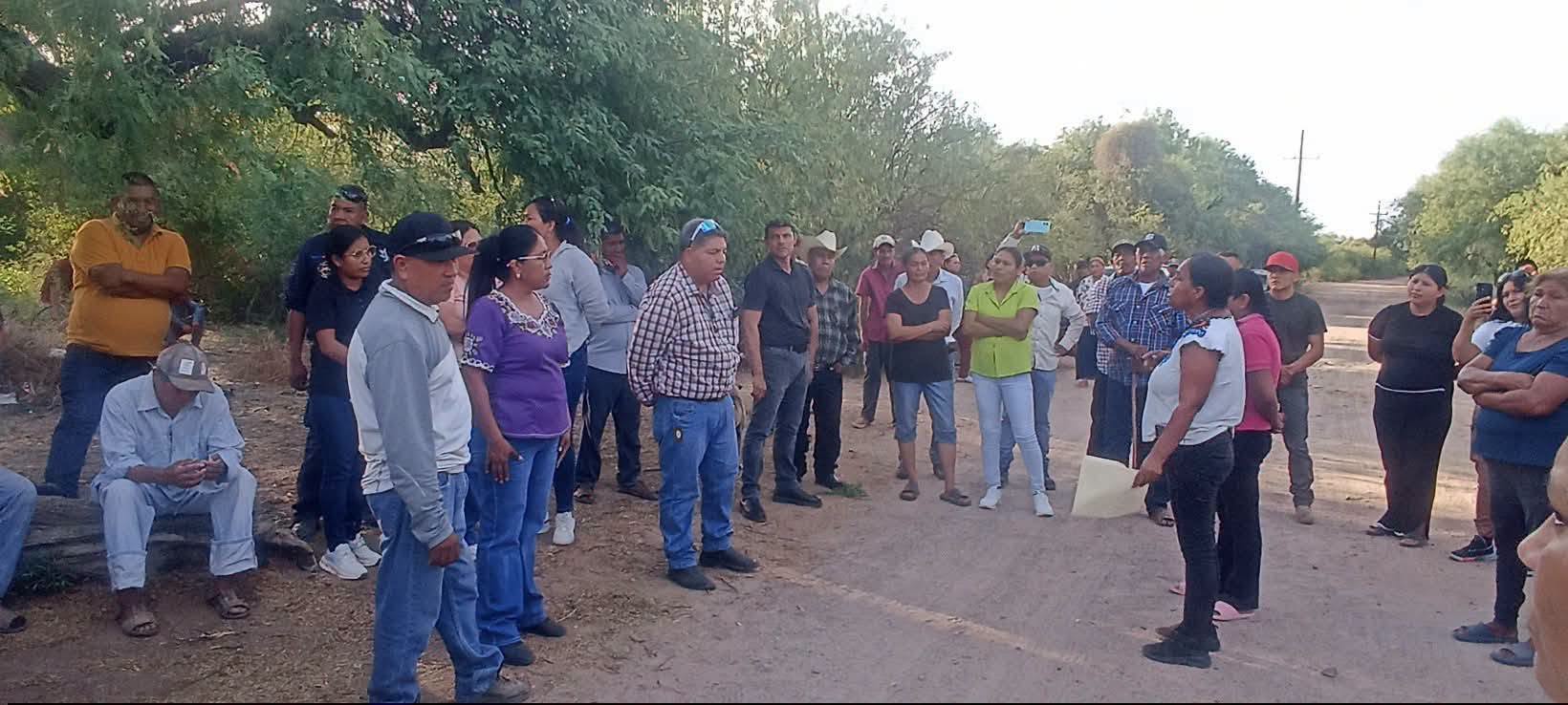 Miembros de la etnia Mayo durante su reunión con directiva del INPI en Etchojoa