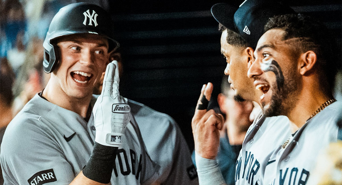 Rice y Caballero festejan en el dugout de Nueva York