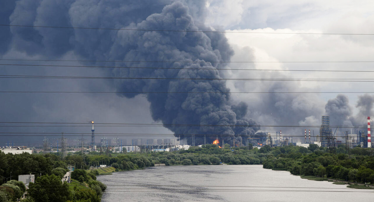 Rusia admite escasez de combustible por ataques ucranianos; suspenderán exportaciones al extranjero