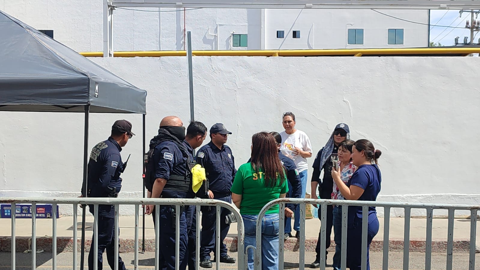Resguarda Congreso de Sonora policía estatal con vallas