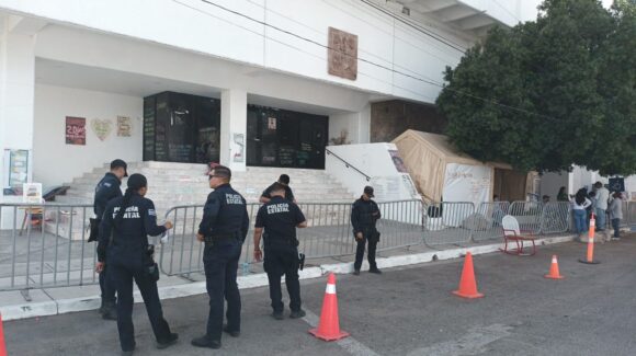 Resguarda Congreso de Sonora policía estatal con vallas