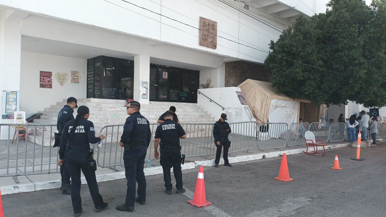 Resguarda Congreso de Sonora policía estatal con vallas