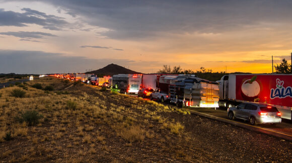 VIDEO: Volcadura de tráiler provoca largas filas de vehículos en carretera al norte de Sonora