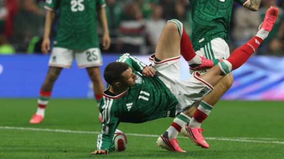 ¿Qué le pasó a Santiago Giménez? Esto se sabe de su lesión tras el México vs Inglaterra