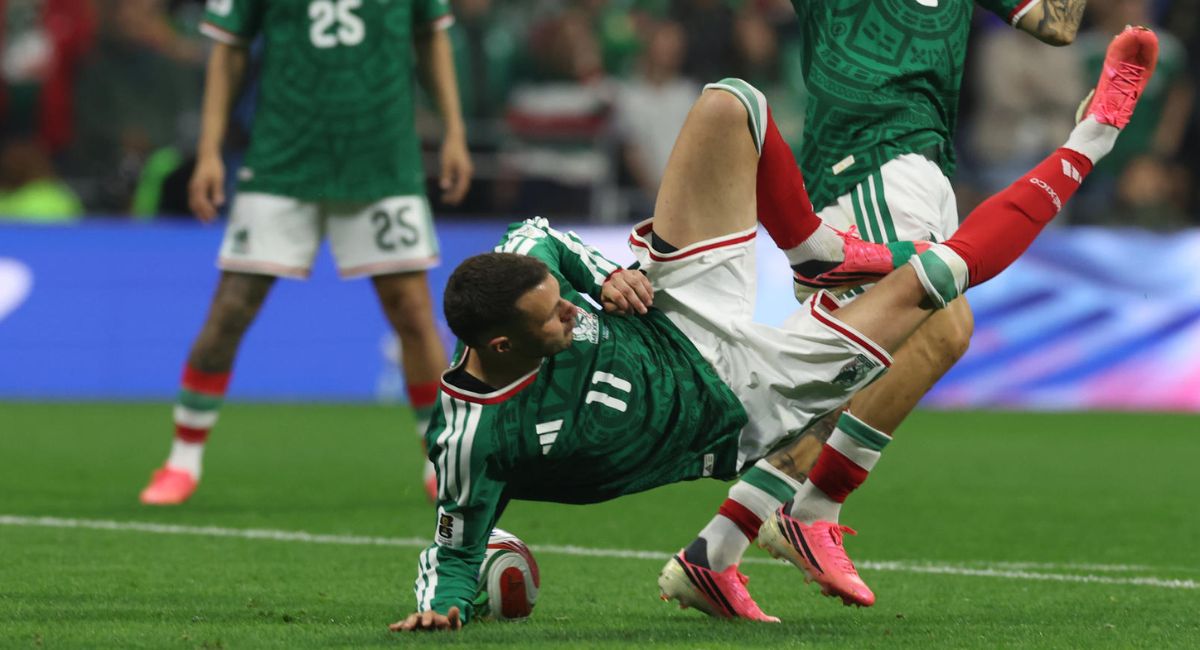 Santiago Giménez sale en ambulancia tras lesionarse en el México vs Inglaterra del Mundial